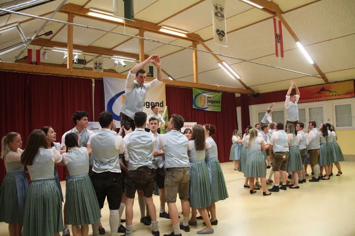 Flott mit vielen Hebefiguren wird zum Song „Baby, i bin von der Landjugend“ von den Draufgängern das Tanzbein geschwungen