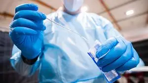 ABD0169_20201212 - ST. PÖLTEN - ÖSTERREICH: In Niederösterreich haben am Samstag, 12. Dezember 2020, die zweitägigen Corona-Massentests begonnen. Im Bild: Abnahme eines Covid-19-Antigentest bei einer Test-Station im VAZ in St. Pölten. - FOTO: APA/GEORG HOCHMUTH