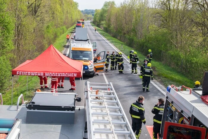 Die A2 blieb im Unfallbereich stundenlang gesperrt.