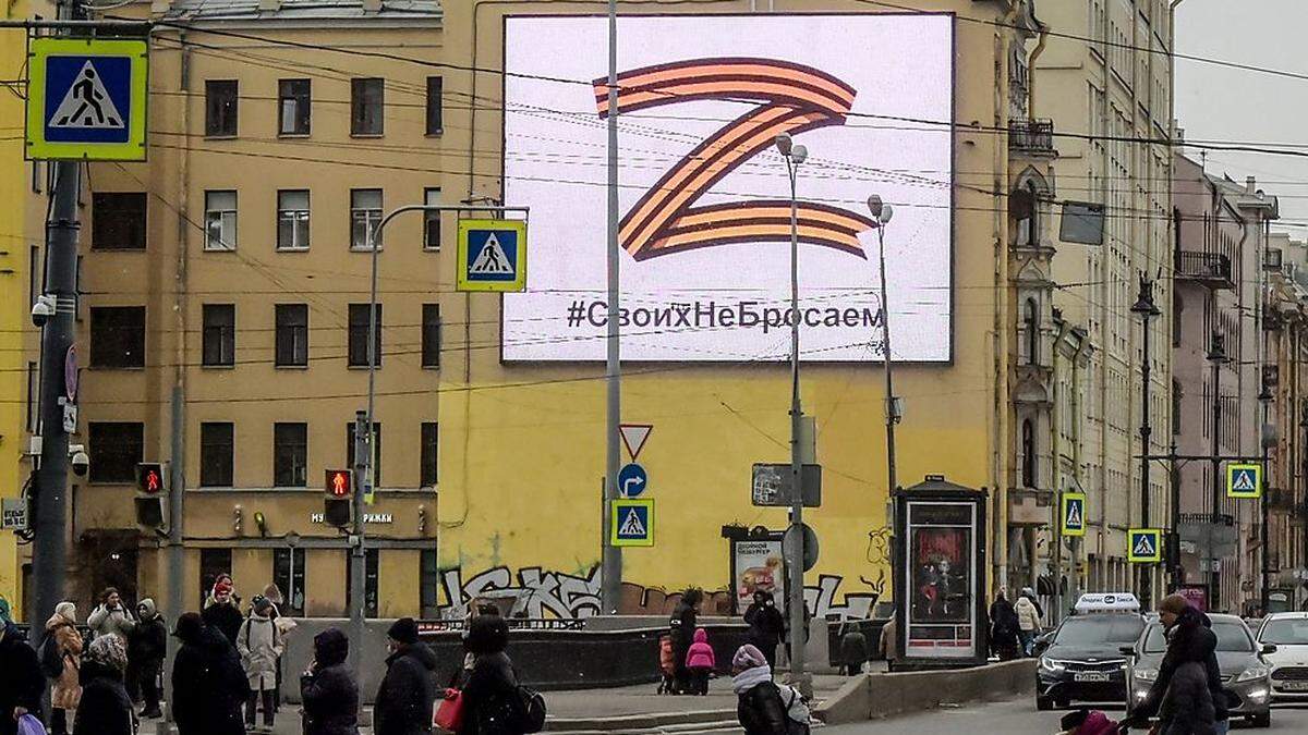 Das Z in schwarz und orange auf einem Plakat in St. Petersburg. Symbol für den neuen Nationalismus