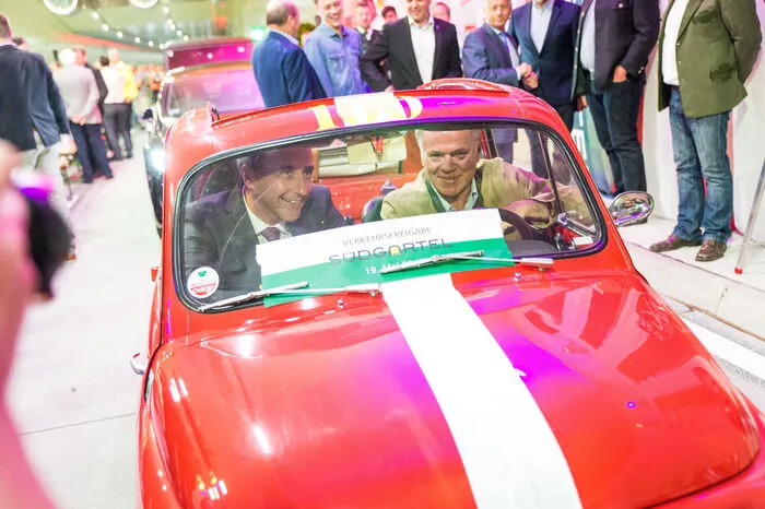 Gemeinderat Peter Piffl-Percevic mit Bürgermeister Siegfried Nagl vor der Premierenfahrt
