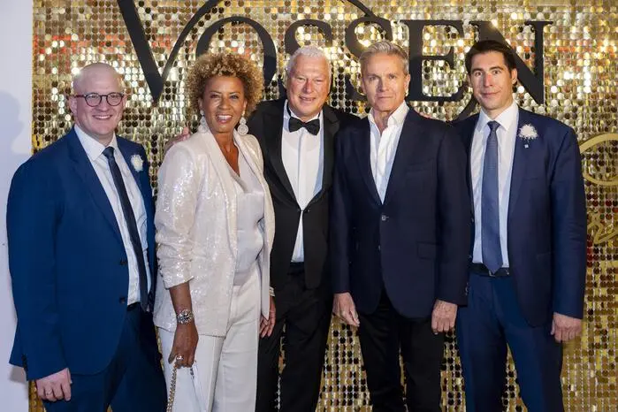Unter den rund 280 Gästen aus Wirtschaft, Sport, Mode und Kultur waren etwa die Moderatoren Arabella Kiesbauer und Alfons Haider, Ex-Fußballer Toni Polster oder Tennisprofi Stefan Koubek