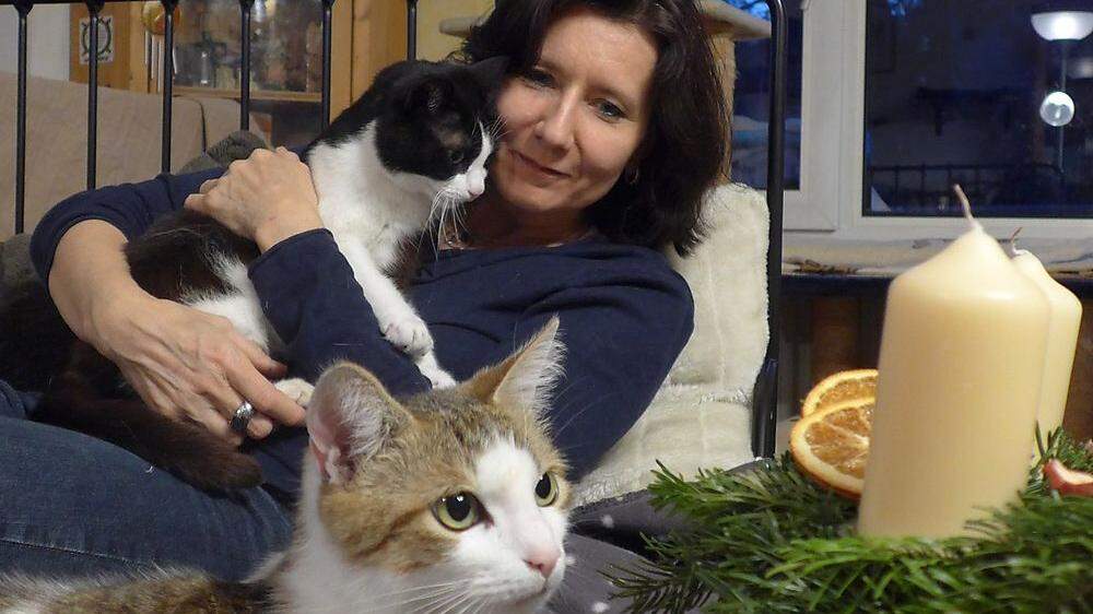 Andrea Simon mit zwei ihrer 18 Katzen