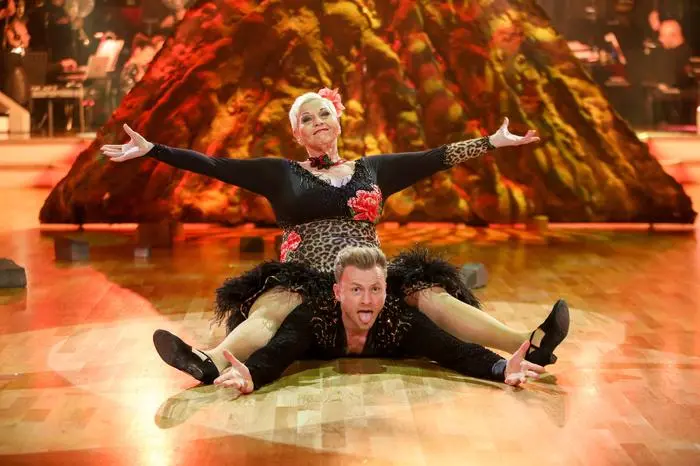 'Dancing Stars', Eine weitere Herausforderung wartet auf die verbliebenen sechs Paare: Zusätzlich zu den Solotänzen müssen sie ein Tanz-Doppel absolvieren. Dabei tanzen jeweils zwei Paare gleichzeitig am Parkett und müssen dabei die Jury von ihrem gemeinsamen Können überzeugen. Denn diese darf nur eine Wertung abgeben, die für beide Paare gilt.Im Bild: Jazz Gitti & Willi Gabalier.  SENDUNG: ORF eins - FR - 15.04.2016 - 20:15 UHR. - Veroeffentlichung fuer Pressezwecke honorarfrei ausschliesslich im Zusammenhang mit oben genannter Sendung oder Veranstaltung des ORF bei Urhebernennung.  Foto: ORF/Milenko Badzic.  Anderweitige Verwendung honorarpflichtig und nur nach schriftlicher Genehmigung der ORF-Fotoredaktion.  Copyright: ORF, Wuerzburggasse 30, A-1136 Wien, Tel. +43-(0)1-87878-13606