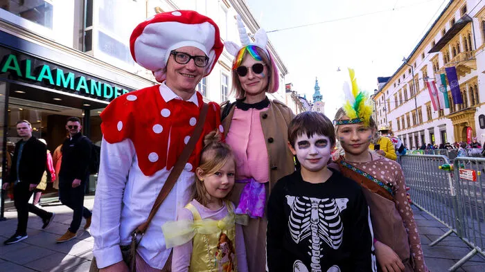 Wer beste Sicht auf die Narrenkarawane haben möchte, sichert sich traditionell einen Platz. Hier sind die ersten Bilder!