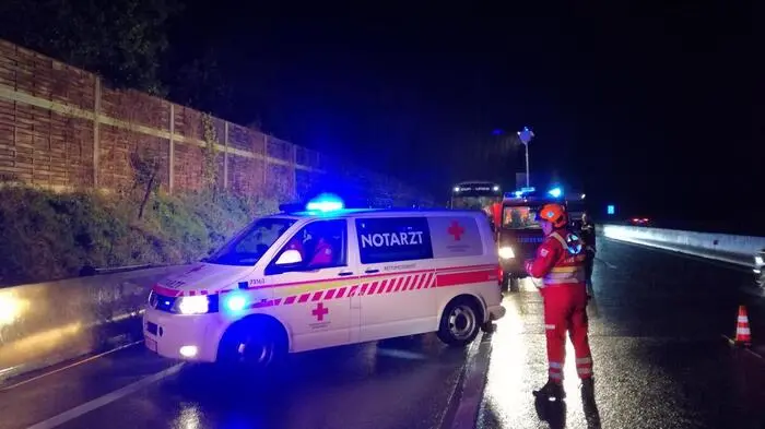 Ein Pkw und ein Reisebus sind Montagabend beim Knoten Graz-Ost auf der Südautobahn (A2) kollidiert. Eine Person wurde eingeklemmt und von den Einsatzkräften befreit. Laut Polizei und Feuerwehr Ludersdorf wurden drei Insassen des Autos teils schwer verletzt. Der Buslenker und seine 15 Fahrgäste blieben unverletzt.