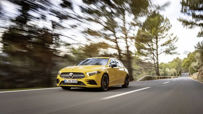 Mit vereinten Kräften haben die Stuttgarter und die Affalterbacher die neue Topversion der A-Klasse auf die serienmäßigen 18-Zöller gestellt. Mercedes-AMG A 35 4Matic nennt sich der sportliche Ableger der Kompaktklasse mit dem Stern und hat sich 306 PS antrainiert.