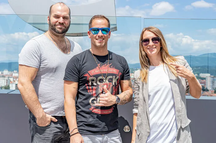 Von der Styria-Terrasse aus konnte ihnen Veranstalter Thomas Caser (Mitte) auch gleich die Location zeigen, die sie ein paar Stunden später rocken werden.