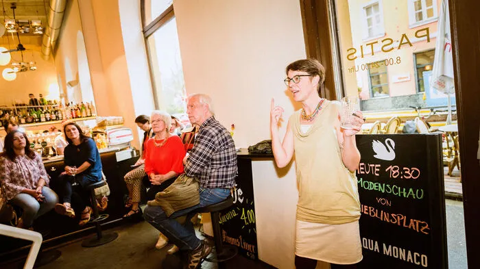 Am Donnerstag stellte Sabine Tiefenbrunner, Inhaberin des Modegeschäftes "Lieblingsplatz" in der Grazer Sporgasse, unter dem Motto "Let the sunshine in - and out!" die ersten Frühlingsboten ihrer Bio-Modekollektionen vor.