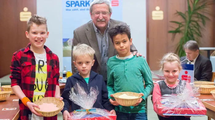 Pascal (12), David (6), Adoni (9), Sandra (5) mit Cityring-Obmann Robert Geiger
