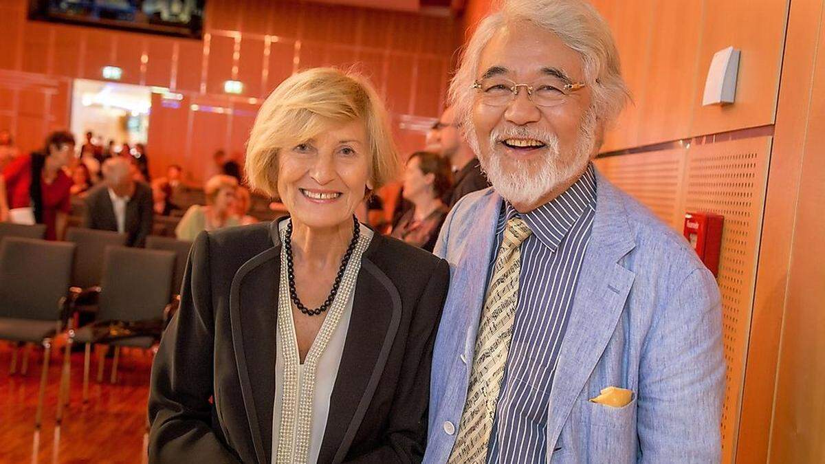 Organisatorin Waltraud Arnold (im Bild mit Dirigent Yuki Miyagi)