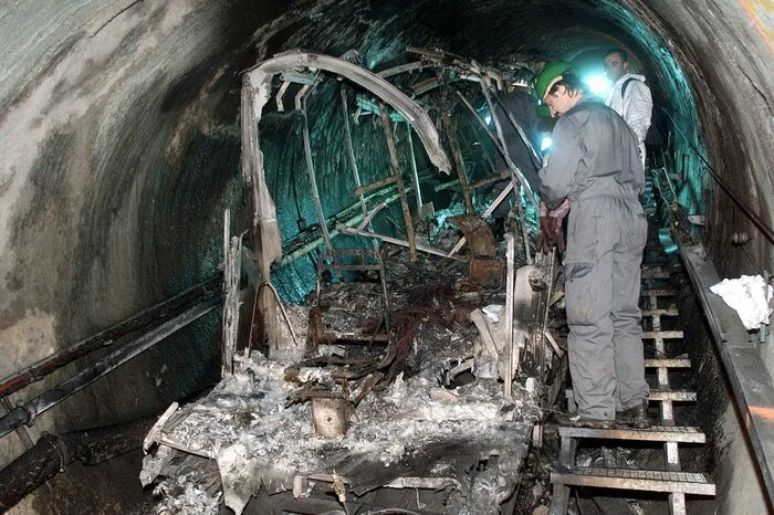 Bergung der Reste der Gletscherbahn-Garnitur aus dem Tunnel in Kaprun am 16.11.2000