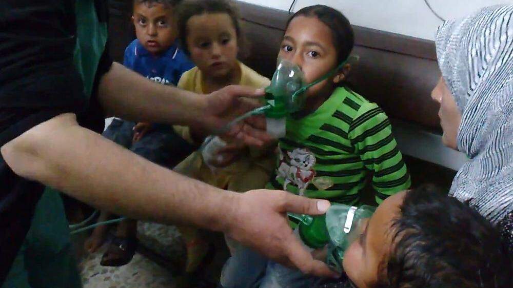 Kinder werden mit Sauerstoff behandelt