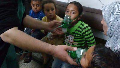 Kinder werden mit Sauerstoff behandelt