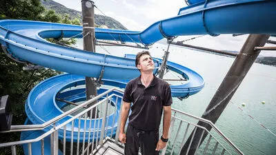 Manuel Hudelist ist Rutschentester beim TÜV. Er testete heuer bereits die Rutschen in Pörtschach, Dellach und Drobbollach