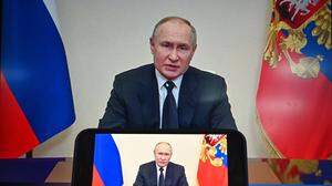 Vladimir Putin spricht im Fernsehen an die Nation. 