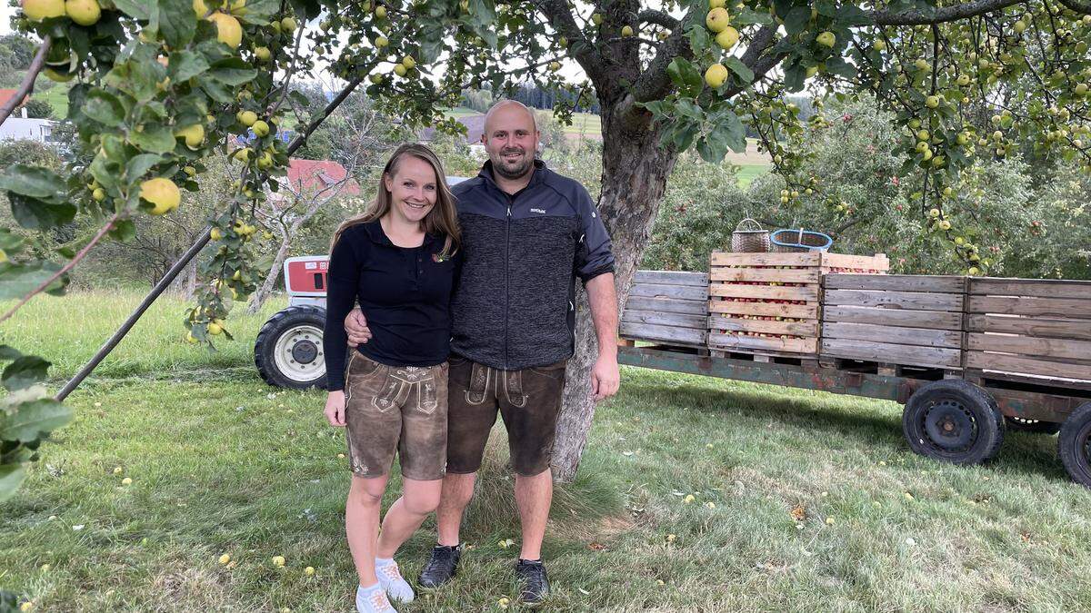 Daniela und Markus Holzer auf ihrem Hof in Vorau