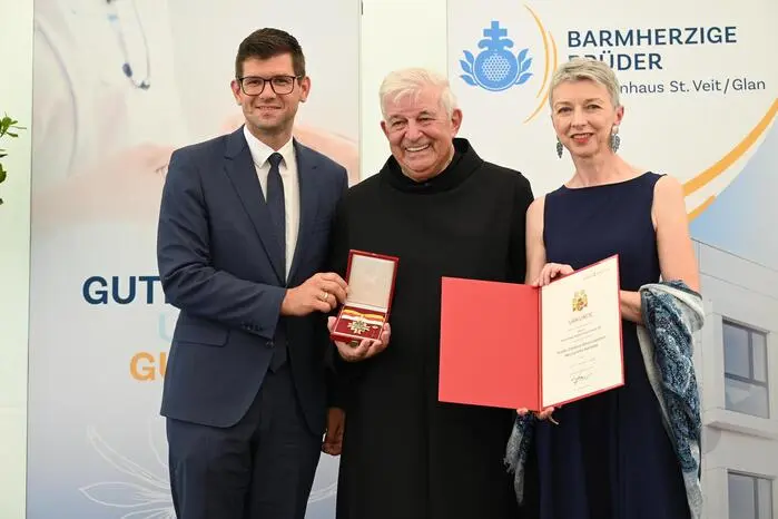 Ein besonderer Höhepunkt der Feier war die Verleihung des Großen Goldenen Ehrenzeichens des Landes Kärnten an Pater Paulus Kohler. Mit dieser Auszeichnung wurde sein jahrzehntelanges Wirken und Engagement für das Krankenhaus gewürdigt.