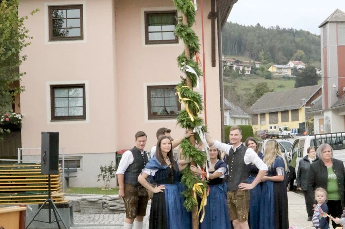 Absoluter Höhepunkt: Das Aufstellen der Marktfreyung durch die örtliche Landjugend. 