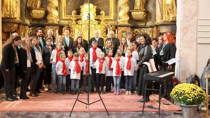 Wenn das kein Grund zum Feiern ist! Seit 60 Jahren gibt es die Singgemeinschaft Wieting. Anlässlich des runden Jubiläums lud der Görtschitztaler Klangkörper unter dem Motto „Zwischen Himmel und Erde“ zum Konzert in die Stiftskirche von St. Georgen am Längsee.