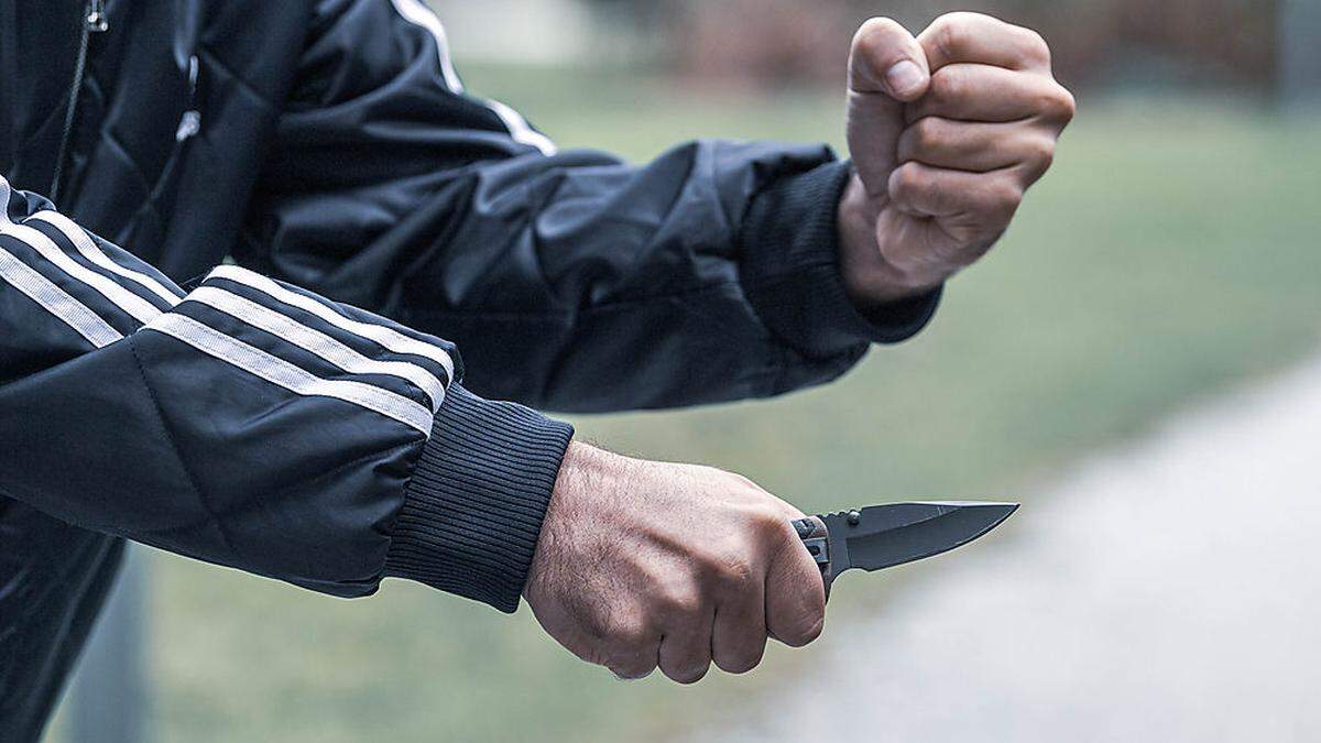 Der 21-Jährige bedrohte die Männer mit einem Messer
