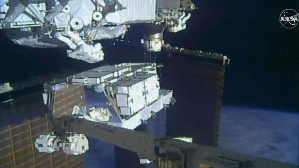 Die beiden Amerikaner Christina Koch und Andrew Morgan tauschten alte Batterien gegen neue und stärkere Lithium-Ionen-Batterien an der Außenwand der ISS aus
