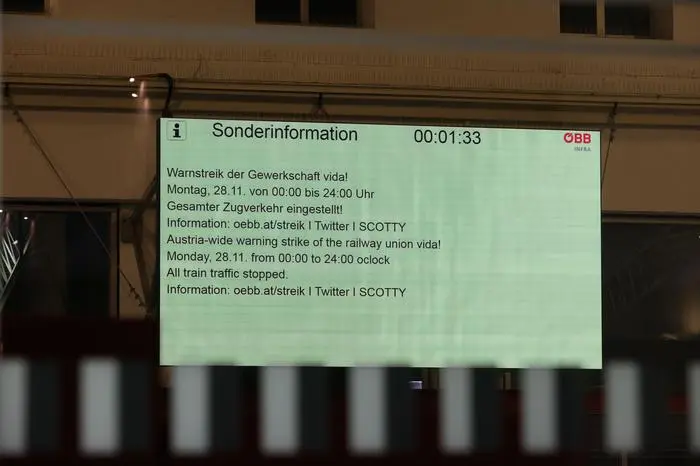 Die "Sonderinformation" erschien punkt Mitternacht auf allen Fahrplan-Monitoren