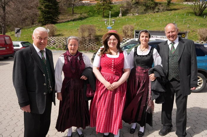 Die Trachtengruppe hat Aufstellung genommen.