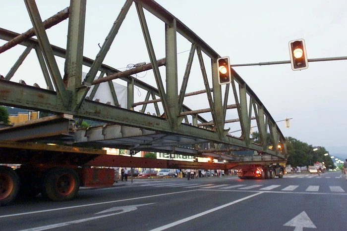 Zentimeter für Zentimeter wurde das 60 Tonnen schwere und 37 Meter lange Bauwerk bewegt