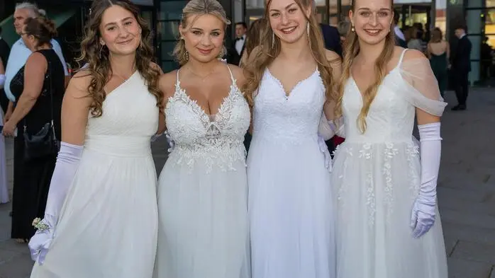 Der Ball wurde traditionell mit einer Polonaise eröffnet, die Damen in weiß
