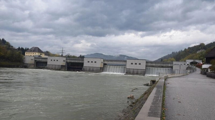 Experten erwarten ein 30- bis 100-jährliches Hochwasser. Den Höhepunkt des Dauerregens soll Montag oder Dienstag erreicht werden. Verbund hat Stauseen bereits gesenkt, in Lavamünd sorgen Einsatzkräfte schon vor.