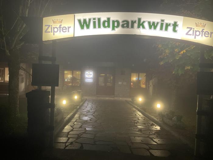 Am Abend beim Wildparkwirt, dem Stammgasthaus von Roland Drexler. Dichter Nebel umhüllt das Mühlviertel