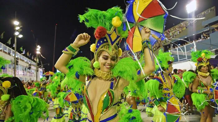 Mit der Parade der besten Sambaschulen hat in Rio de Janeiro am Sonntagabend der Höhepunkt des brasilianischen Karnevals begonnen.