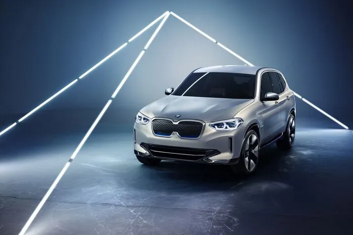 Der Elektromotor des Strom-X3 soll eine Höchstleistung von mehr als 200 kW (270 PS) erzeugen. Die Hochvoltbatterie bietet eine Netto-Kapazität von mehr als 70 kWh, womit der Bayer eine Reichweite von mehr als 400 Kilometer im realitätsnäheren WLTP-Zyklus schaffen soll.