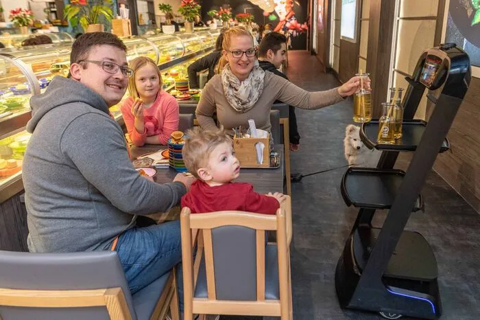 "Wir sind zum Essen hierhergekommen, weil wir vom Roboter gehört haben. Wir finden das toll. Besonders für die Kinder ist es lustig, wenn der Roboter selbstständig mit den Getränken herumfahrt."