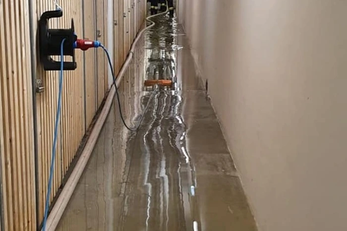 In Hart bei Graz mussten die Feuerwehren Keller und Parkgaragen auspumpen. Aus dieser Tiefgarage wurden 1650 Kubikmeter Wasser gepumpt