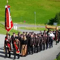Die Prozession marschiert durch den Ort