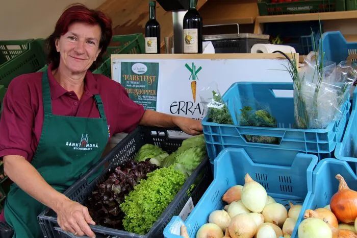 Der Wochenmarkt, der jeden Samstag am St. Andräer Rathausplatz stattfindet, ist ein Treffpunkt für Jung und Alt. Seit mittlerweile 25 Jahren bieten Selbstvermarkter, Bäcker und Gemüsebauern ihre verschiedensten Produkte an