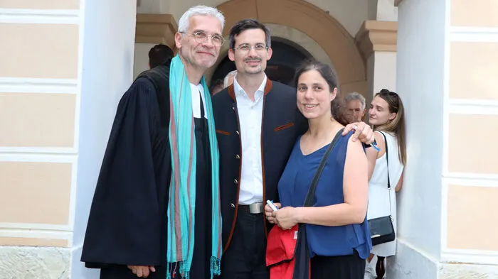 Vikar Max Reisinger (Blid Mitte) aus Salzburg, wird der Nachfolger von Pfarrer Martin Müller und er tritt ab 1. September 2023 sein Amt in der Evang. Kirche Waiern an.