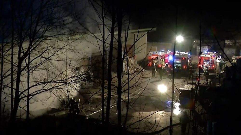 Bis 3 Uhr Früh waren acht Feuerwehren beim Brand in einem Müll-Recycling-Unternehmen in St. Michael im Einsatz
