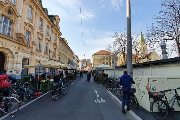 Mehrere Standler wurden in die Schlögelgasse verlegt, damit sich die Kunden besser am Markt verteilen.