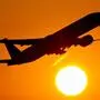 Ein Flugzeug hebt bei Sonnenuntergang ab | Für die Ticketpreise könnte es steil bergauf gehen
