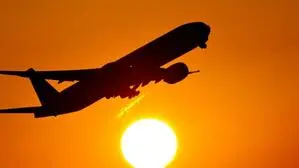 Ein Flugzeug hebt bei Sonnenuntergang ab | Für die Ticketpreise könnte es steil bergauf gehen