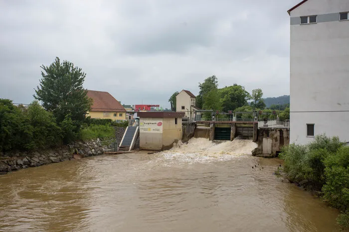 Das Wasser braust und schäumt deutlich hörbar über die Wehr.