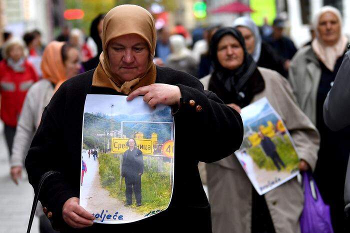 Protestierende Mütter von Opfern serbischer Gräuel in Bosnien. Handke erwägt, ihnen einen Teil seines Preisgeldes zu stiften 