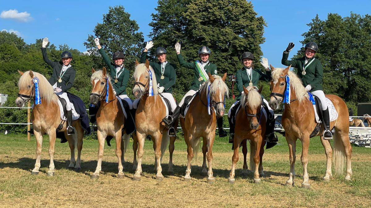 Folgende Reiterinnen der Reitergruppe Mürzzuschlag-Ganz erzielten den Landesmeistertitel der Vielseitigkeit: (v.l.) : Nina Kranner, Helene Kohlbacher, Katharina Harich, Stefanie Felber, Valentina Harich, Lucia Rinnhofer