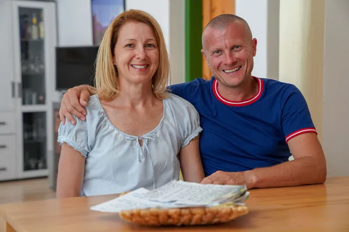Kirschi, 52-jähriger Mitarbeiter eines Weinbaubetriebes aus Niederösterreich, hat im letzten Jahr mit der Hilfe von Elizabeth T. Spira seine große Liebe gefunden: Sue. Nina Horowitz hat 2020 bei den beiden nachgefragt. „Wir sind jetzt seit 10 Monaten und ein paar Tagen ineinander verliebt,“ freut sich Kirschi. Sue erinnert sich: „Ich habe Kirschi im Fernsehen gesehen und war gleich begeistert.“
