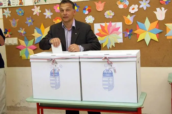 Bei den Parlamentswahlen 2010 konnte Orbán erneut die Wahl für sich entscheiden und kehrte an die Macht zurück.
