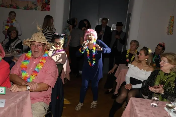 Und wie seit Jahren üblich verführte der Auftritt von Steffi Ulrich mit dem Schlager „Ich bin verliebt in die Liebe“ zum Mitsingen