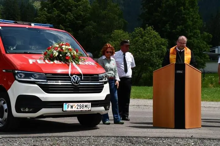Hauptereignis war am Nachmittag die Segnung eines neuen Mannschaftsfahrzeuges, welches ein in die Jahre gekommenes ablöste.